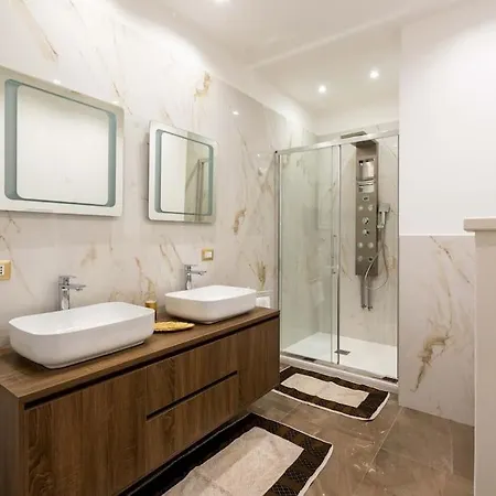 Apartment Colosseum 10steps Away, Marco Aurelio Luxury House Rom
